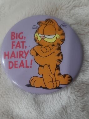 Vintage 1978 Garfield Button Pin - Lavender Background with Orange Graphic